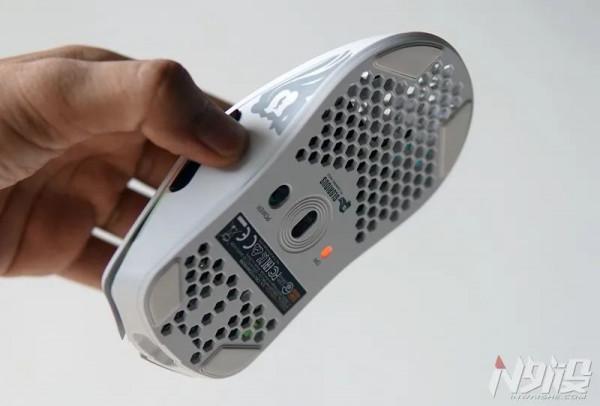 白色顏值賽高!Glorious奧丁無線遊戲滑鼠簡評 白色顏值賽高!Glorious奧丁無線遊戲滑鼠簡評