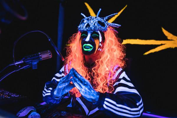 《地獄公使》看到結尾才明白，原來是“皇上翻牌子”