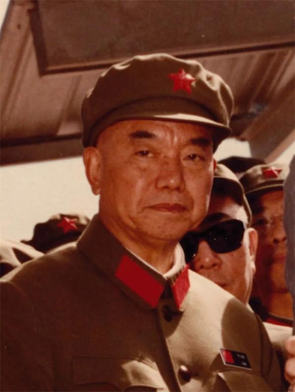 1985年許世友遺體告別:上萬人參加,上千輛車排長龍,撼動南京城 1985年許世友遺體告別:上萬人參加,上千輛車排長龍,撼動南京城