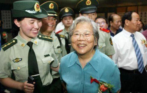 一乞丐冒死救下3歲女孩,視為親生骨肉,臨終前:你的生父是賀龍 一乞丐冒死救下3歲女孩,視為親生骨肉,臨終前:你的生父是賀龍