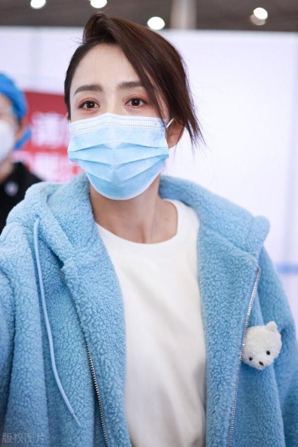 街拍:佟麗婭藍色毛絨外套+灰色運動褲+運動鞋+白色T恤可愛清純 街拍:佟麗婭藍色毛絨外套+灰色運動褲+運動鞋+白色T恤可愛清純