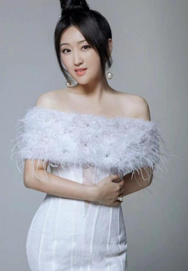 楊鈺瑩怎麼變成這樣了，高調穿婚紗登衛視春晚，修圖過度大變樣