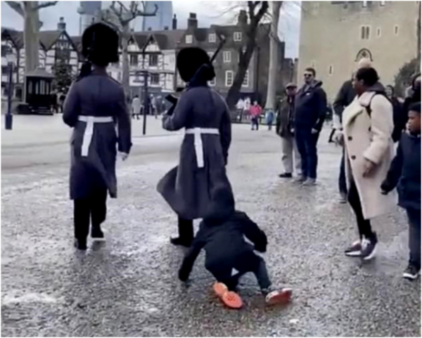 &OpenCurlyDoubleQuote;將民眾踩在腳下？&rdquo;英女王衛兵當眾撞倒兒童，引燃輿論