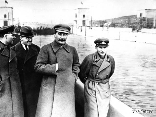 前蘇軍政委跑到鄰國開掛：把政敵活著扔進火爐，不料自己下場更慘