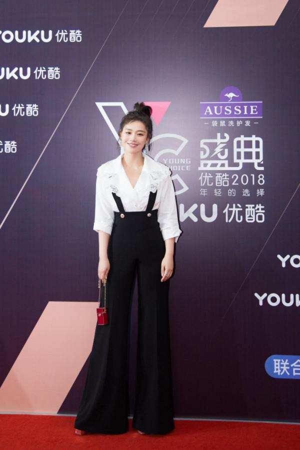 馬思純太猛了！竟敢穿2米長喇叭褲走紅毯，網友：真擔心會被絆倒