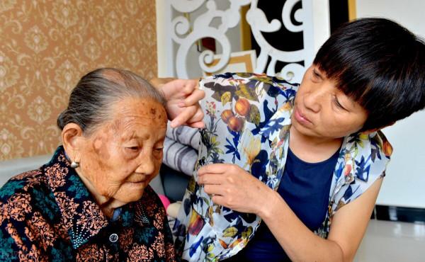 這個孝順兒子的背後,有一個賢惠的好媳婦,她是上天派來的天使 這個孝順兒子的背後,有一個賢惠的好媳婦,她是上天派來的天使