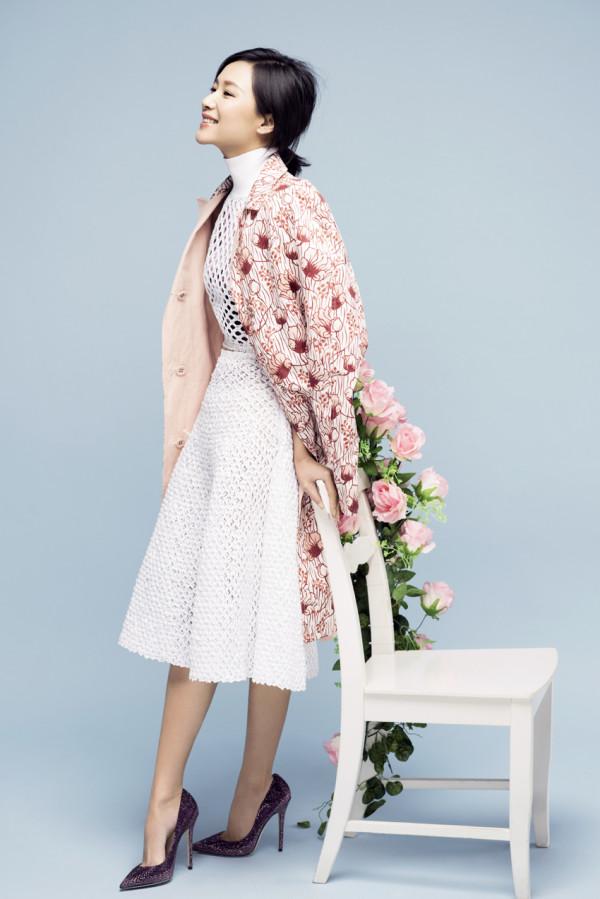 我們都被徐靜蕾的白襯衫&OpenCurlyDoubleQuote;騙&rdquo;了，原來裙裝才是主打，穿上美炸了