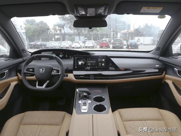 銷量不分伯仲，自主高階中型SUV，長安UNI-K與WEY摩卡如何選