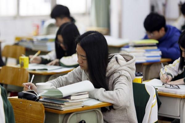 如何判斷孩子是學霸還是學渣？班主任：看課桌裡面有什麼就知道了