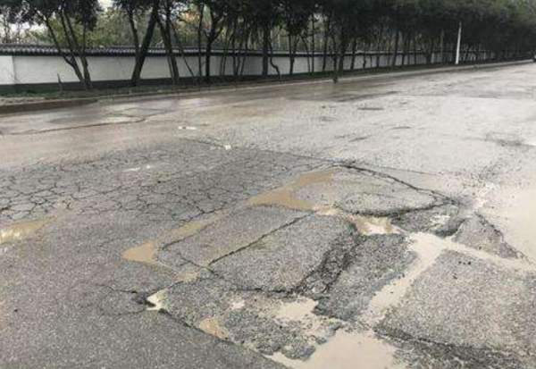 中日瀝青馬路大對比：中國馬路年年補，日本馬路年年新，這是為何