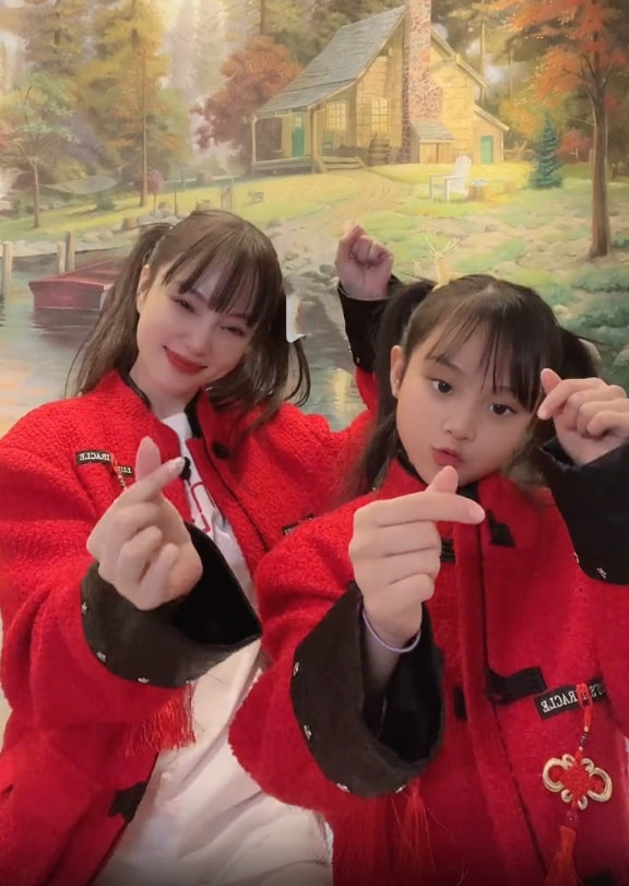 李小璐與女兒跳舞拜年，母女同款雙馬尾像姐妹花，甜馨越長越漂亮