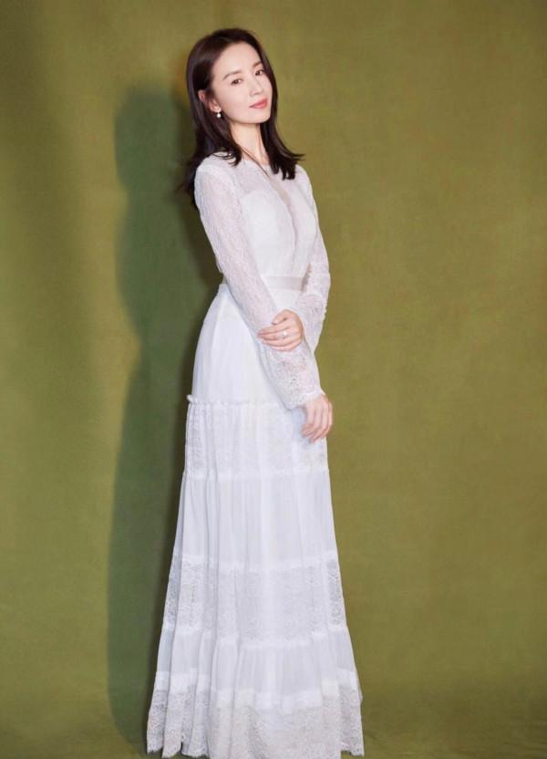 董潔總算找對了風格，穿亮紫色長裙豔而不俗，扎半馬尾美出新高度