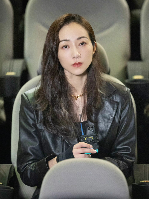 韓雪一改往日溫柔形象，短款皮衣盡顯甜酷風，長髮加持超吸晴