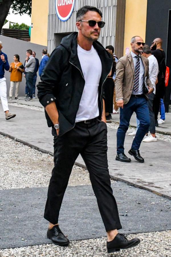 用光滑的素色腳趾升級你的西裝風格