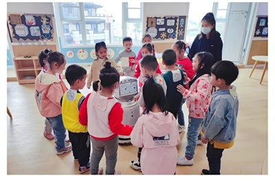 精彩！這家幼兒園可以在劉禹錫的“陋室”讀書，親手搭建橋樑，與機器人對話……