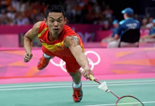 擊球姿勢不正確、對所用器材不當選擇,手臂關節處易受傷,要留意 擊球姿勢不正確、對所用器材不當選擇,手臂關節處易受傷,要留意