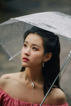 陳都靈最新大片曝光 粉色露肩長裙溫婉靈動