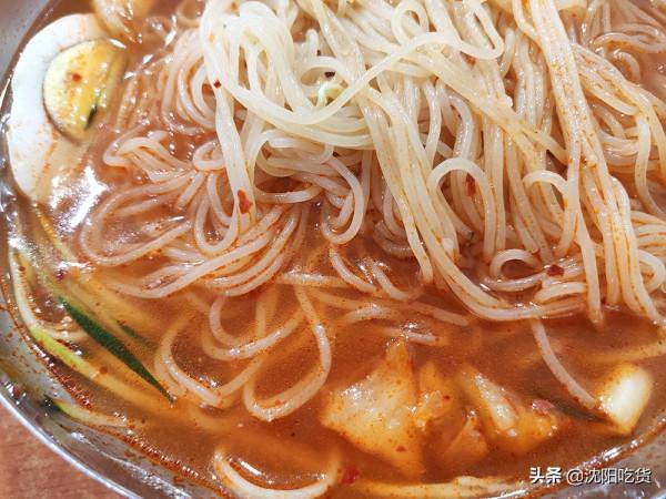 肉醬冷麵，還是酸甜口的，我想吃的就是這碗解暑神器