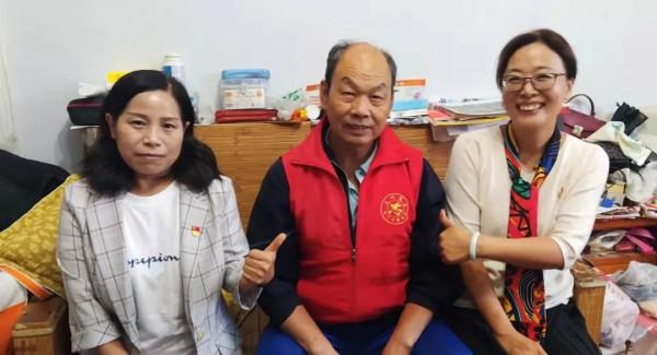 洛龍區第一實驗小學總支部委員會開展中秋節慰問退休職工活動