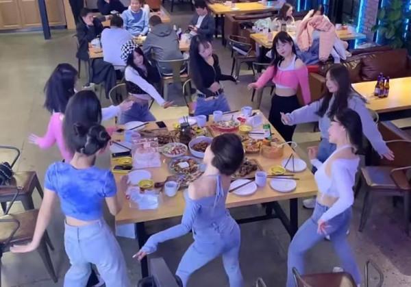 一群女生聚餐，圍著飯桌跳舞，這類影片火起來，來龍去脈是這樣