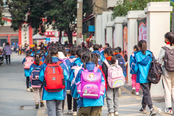 回憶殺！晨光小學對面不到10m²的麻辣燙，竟然開了24年