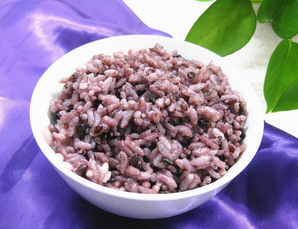 湖南一女子堅持吃“黑米”淡斑，三個月後，有什麼變化呢？