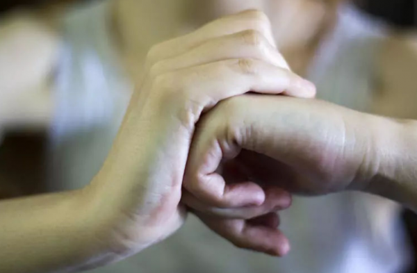 手指“咔咔”響，很有成就感？其實它可能在提醒你小心這些疾病