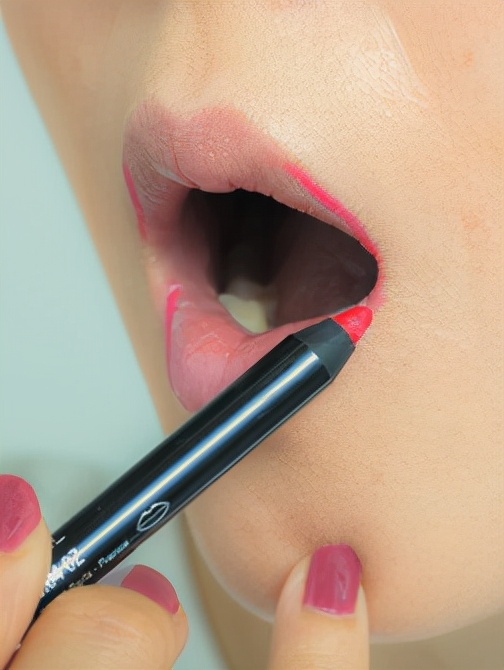 嘴部不對稱？3步唇部化妝技巧來補救