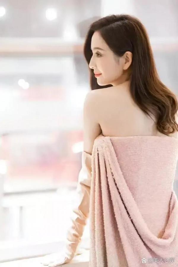 佟麗婭裹著浴巾