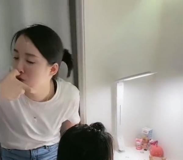 廣東一媽媽輔導女兒寫作業被氣瘋,爸爸也被罵,女兒在一旁卻樂了 廣東一媽媽輔導女兒寫作業被氣瘋,爸爸也被罵,女兒在一旁卻樂了