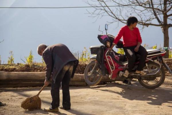 一山一路孤零零一棟老房子，秦嶺鎮安海棠山，山頂還住著一戶人家