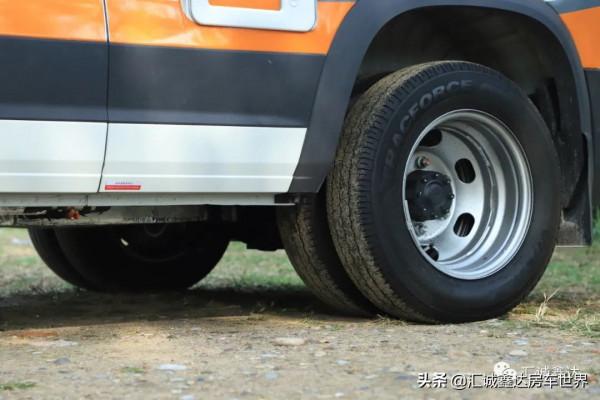 ​大通4人版柴油自動擋房車！簡潔佈局，還設多種實用設計