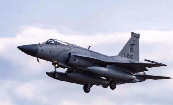 萬米高空戰機突然漏油,中國飛行員拒絕跳傘,他怎樣創造奇蹟的? 萬米高空戰機突然漏油,中國飛行員拒絕跳傘,他怎樣創造奇蹟的?