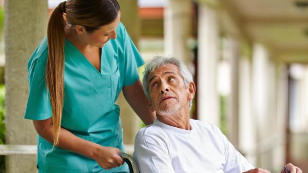 為啥老人身上有一股怪味？建議55歲後，遠離4個習慣，老了或沒味