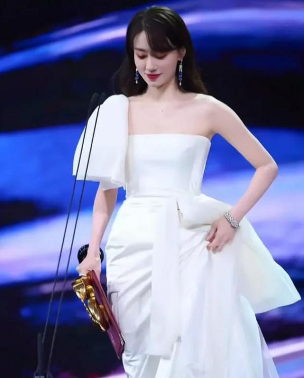 關曉彤逆風翻盤，李宇春翻車，李冰冰絕美，金雞紅毯造型花落誰家