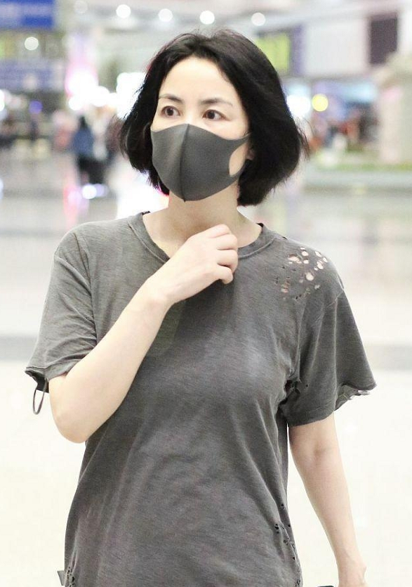 服了王菲的“迷”之衣品,穿著“破布爛衫”就出門,全靠氣質撐著 服了王菲的“迷”之衣品,穿著“破布爛衫”就出門,全靠氣質撐著