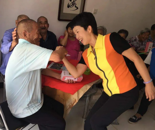 從央視主持人，到飾演周恩來夫人，她的命運因4次意外而改變