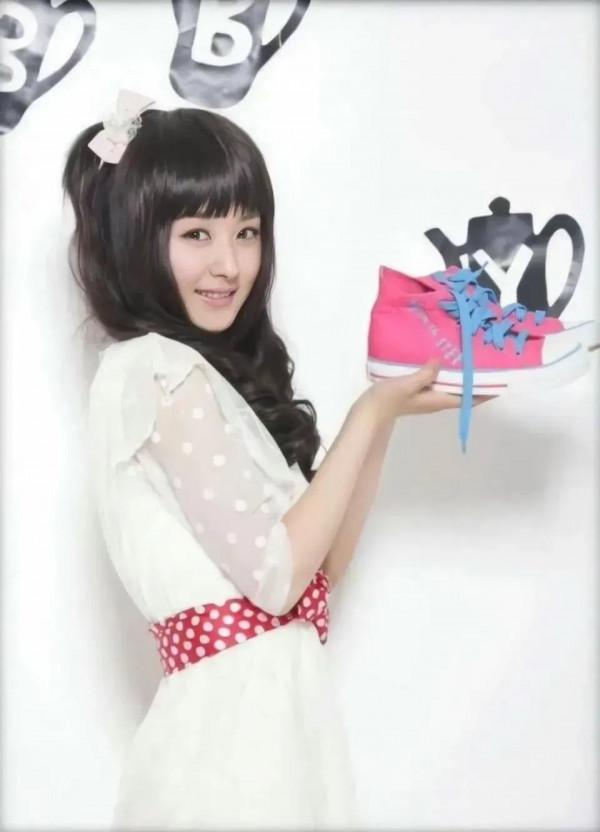 趙麗穎很早以前的代言，拿個鞋擺造型太中二了，我絕對的黑粉頭子