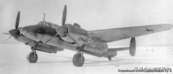 我軍轟炸機發現地面叛匪有人穿紅衣,上報後指揮部回覆:這是匪首 我軍轟炸機發現地面叛匪有人穿紅衣,上報後指揮部回覆:這是匪首