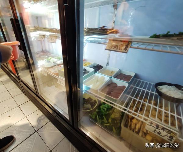 在一個特別不起眼的小衚衕裡,有一家有點像大排檔的6毛涮串 在一個特別不起眼的小衚衕裡,有一家有點像大排檔的6毛涮串