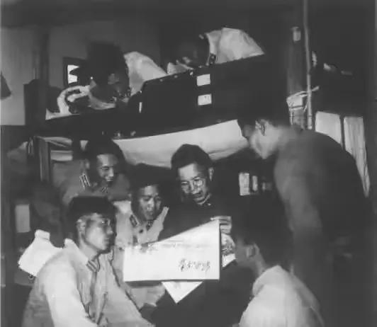 1958年，楊得志下連當兵，戰士不認識他，開玩笑說：你的鬍子真多