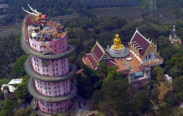 泰國山姆普蘭寺雖刻意低調，遊客們還是蜂擁而至，因一座特殊的樓