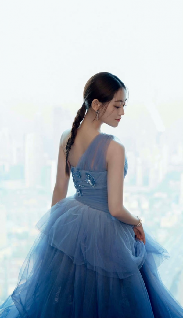 祝緒丹穿著藍色斜肩輕紗長裙,清新動人,仙女範兒十足 祝緒丹穿著藍色斜肩輕紗長裙,清新動人,仙女範兒十足