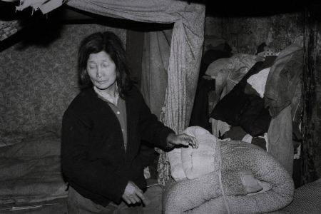 湖北夫婦撿到棄嬰供成博士，25年後親生父母來認親，掏出50萬補償