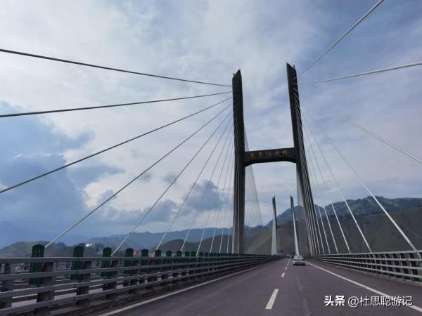 漢EV自駕新疆，路過果子溝大橋之後直達賽里木湖駐車