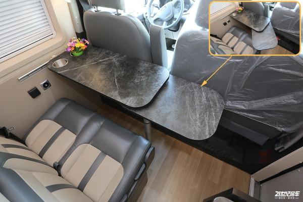 不懼限高！美女初體驗高度只有2米4的宇通福特B型房車