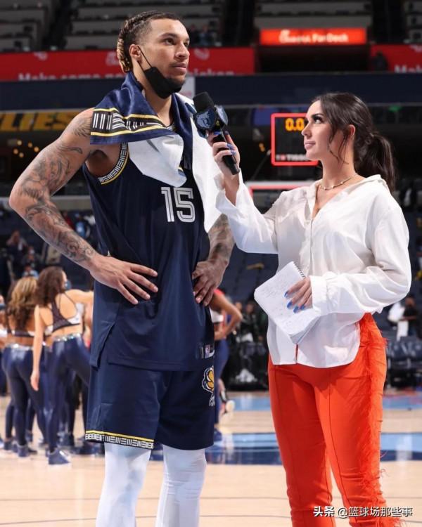 著裝得體且時尚感十足:灰熊的這位現場女記者讓人眼前一亮 著裝得體且時尚感十足:灰熊的這位現場女記者讓人眼前一亮