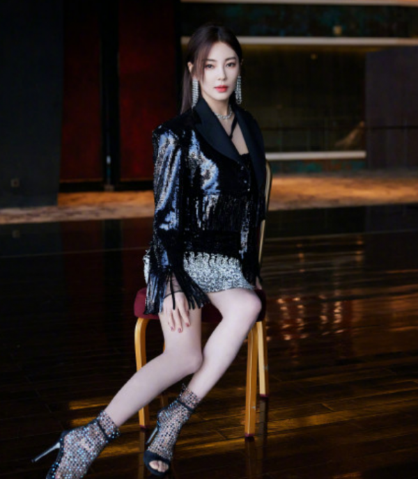 雙十一晚會:易烊千璽像猴、周冬雨性感失敗,金晨唐裝一舞太驚豔 雙十一晚會:易烊千璽像猴、周冬雨性感失敗,金晨唐裝一舞太驚豔