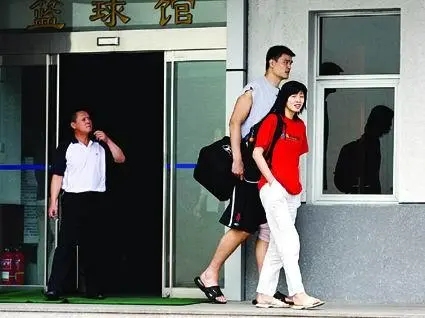 嫁給2米26的姚明是什麼感覺？葉莉的回答讓人感動，球迷直呼般配
