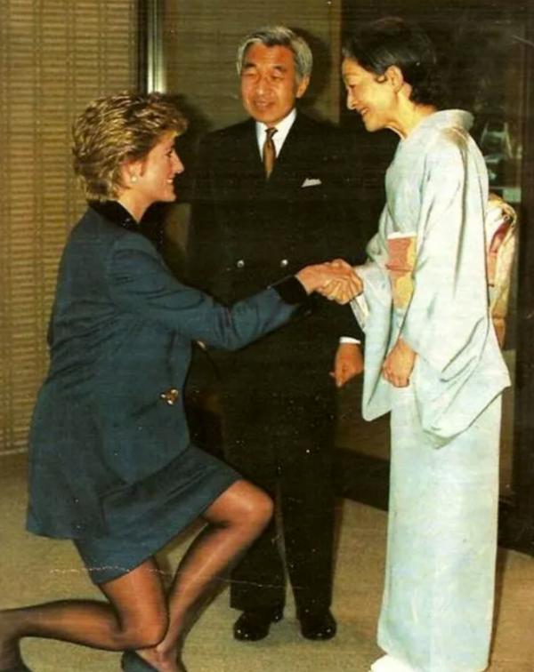 戴安娜行屈膝禮優雅得像仙女,卻在泰國行錯了禮,梅根行禮像侍女 戴安娜行屈膝禮優雅得像仙女,卻在泰國行錯了禮,梅根行禮像侍女